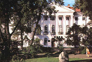 White house in Irkutsk. Postcard. Photo V.Ivanov.